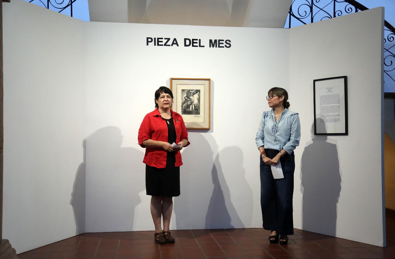 $!IInna Teresa Álvarez Otáñez, jefa del Museo de Arte de Sinaloa y Olivia Ramírez, encargada de la Sala de Arte de la Universidad Autónoma de Occidente presentan la obra.