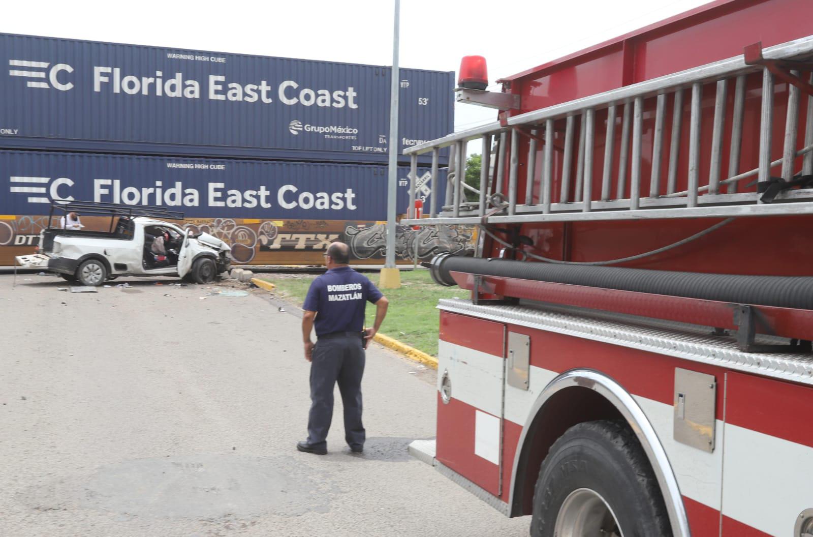 $!Arrolla tren a camioneta en la ‘Peche’ Rice, al norte de Mazatlán