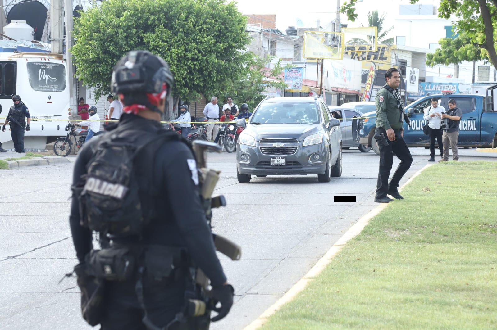 $!Asesinan a balazos a policía municipal cuando conducía en una camioneta en Mazatlán