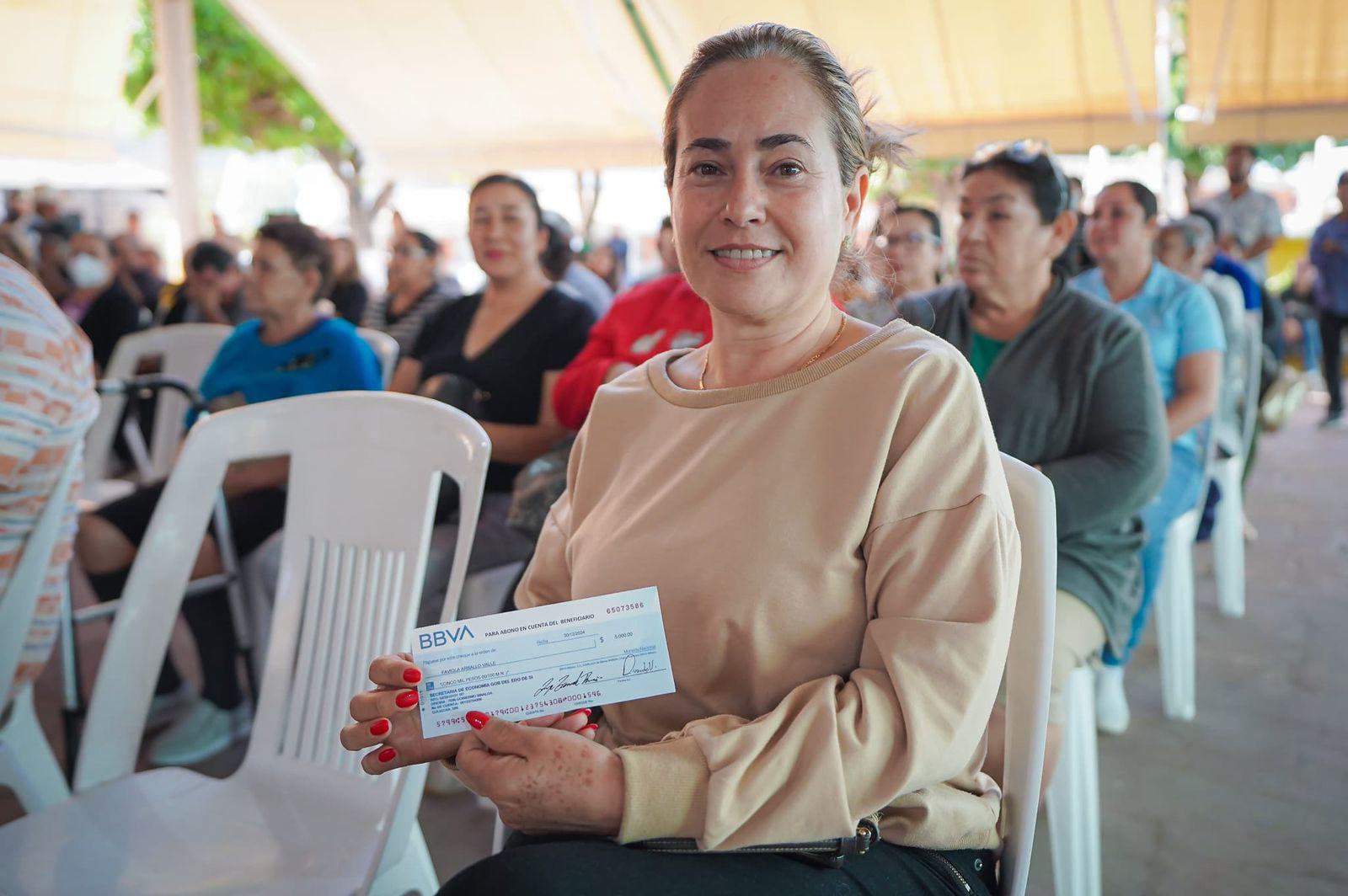 $!Entregan apoyos directos a comerciantes y microempresarios de comunidades de Mazatlán