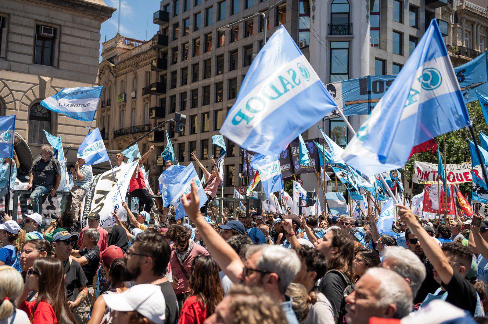 $!Protestan contra Milei por anuncio de recortes