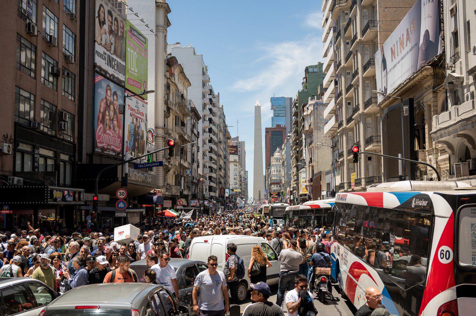 $!Protestan contra Milei por anuncio de recortes