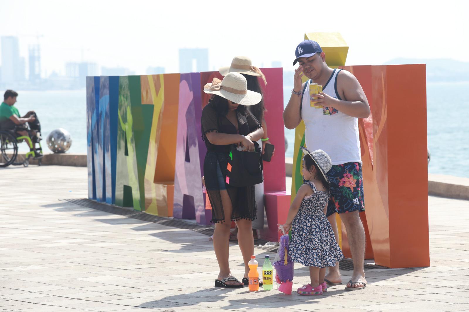 $!Turistas abarrotan Mazatlán para celebrar el Año Nuevo