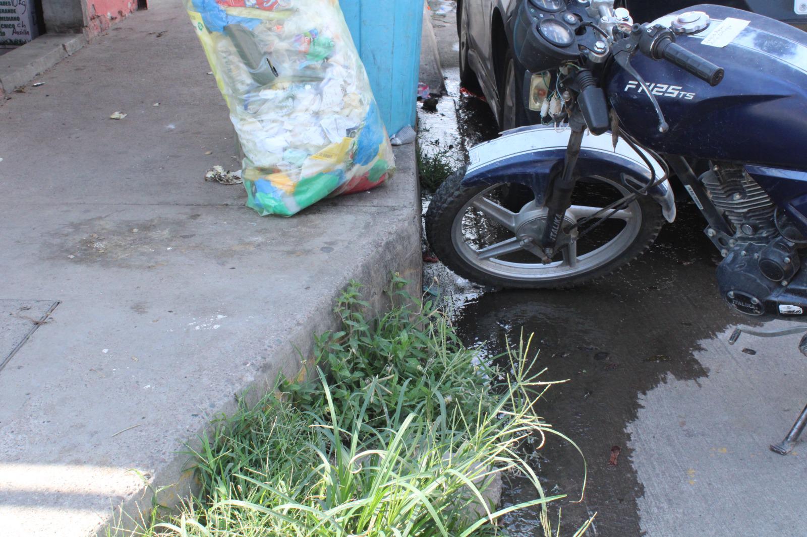 $!Urgen vecinos de Rosario atender fuga de aguas negras