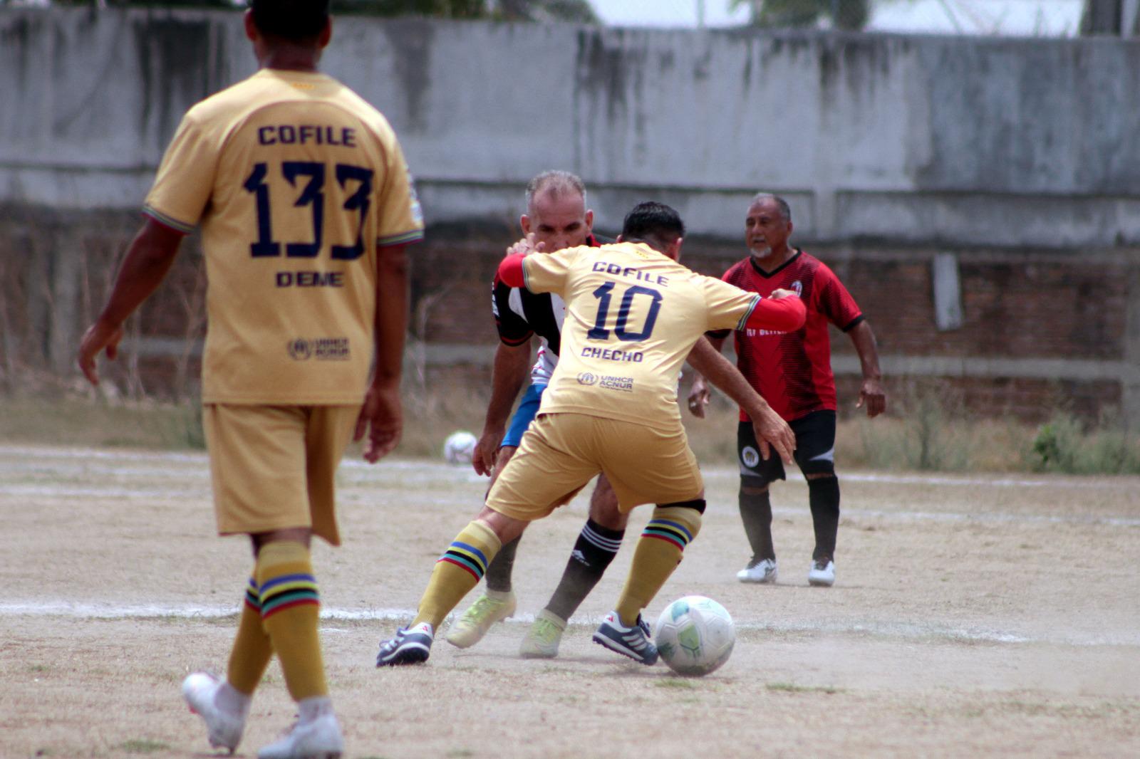 $!SNTE cierra con triunfo en Liga de Futbol Diamante