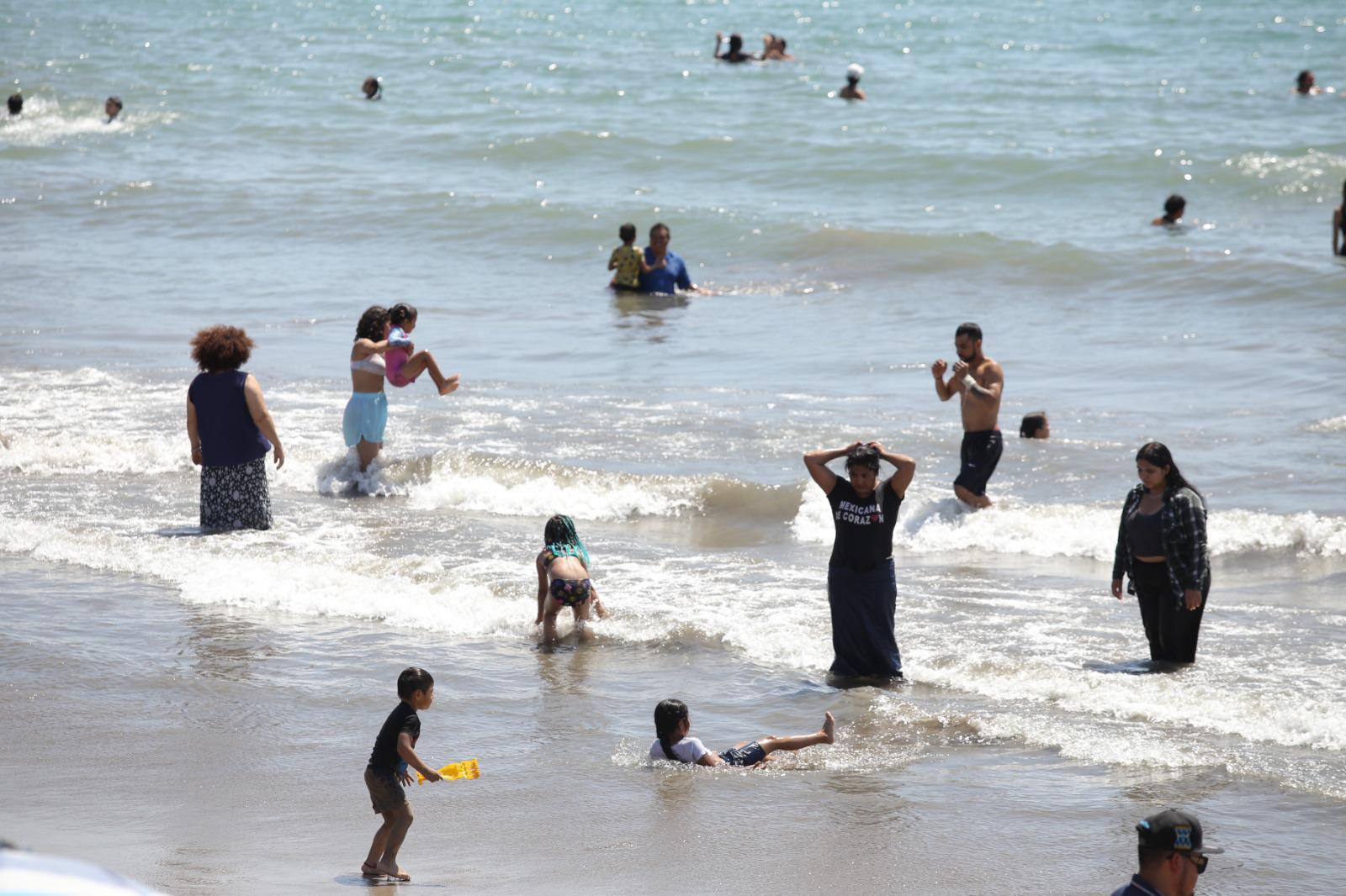 $!Playas mazatlecas reciben buena afluencia de bañistas durante el domingo