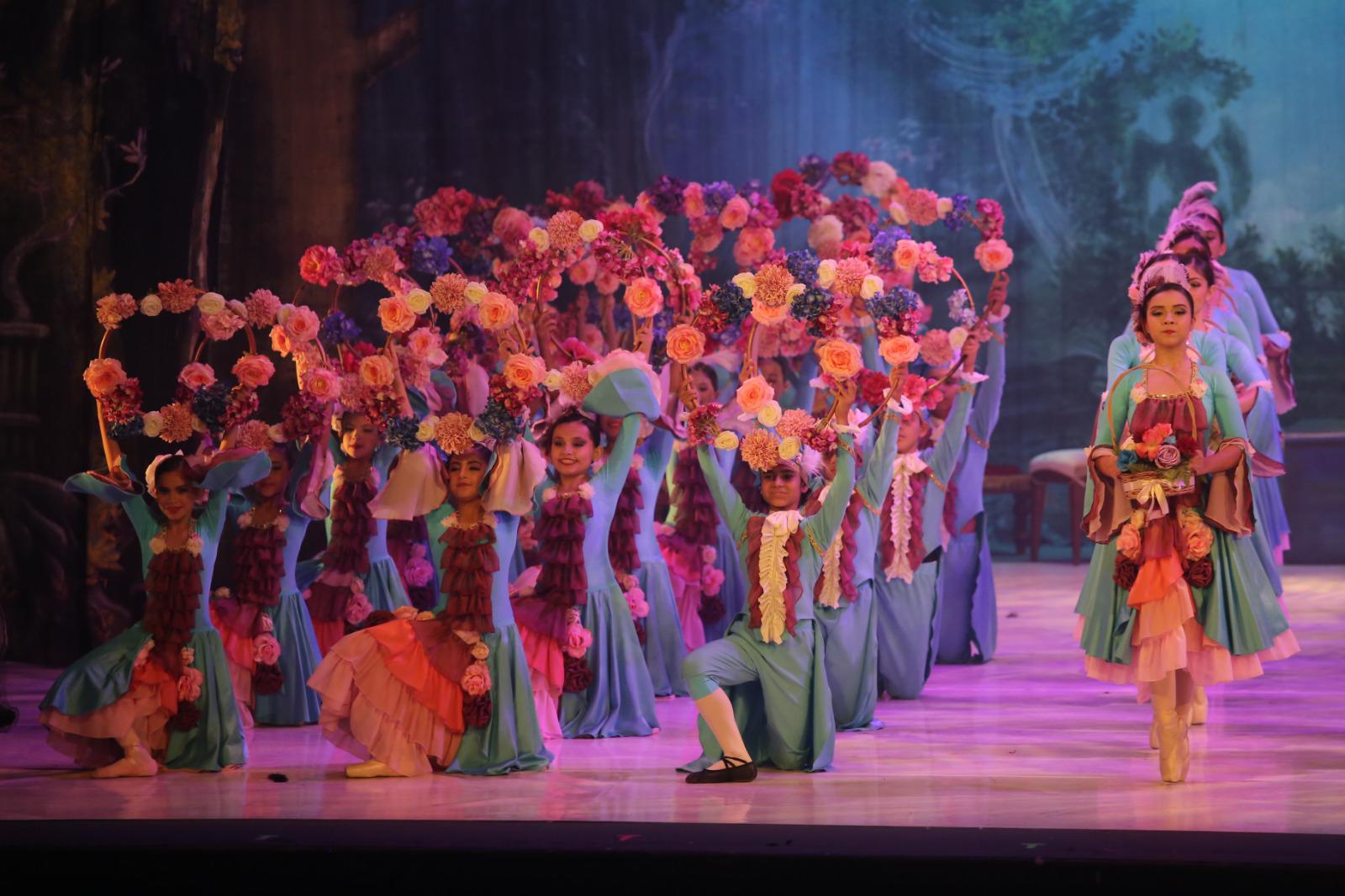 $!Alumnos de la Compañía Ballet de Mazatlán y de la Escuela Municipal de Ballet Clásico fueron dirigidos por la maestra Zoila Fernández.