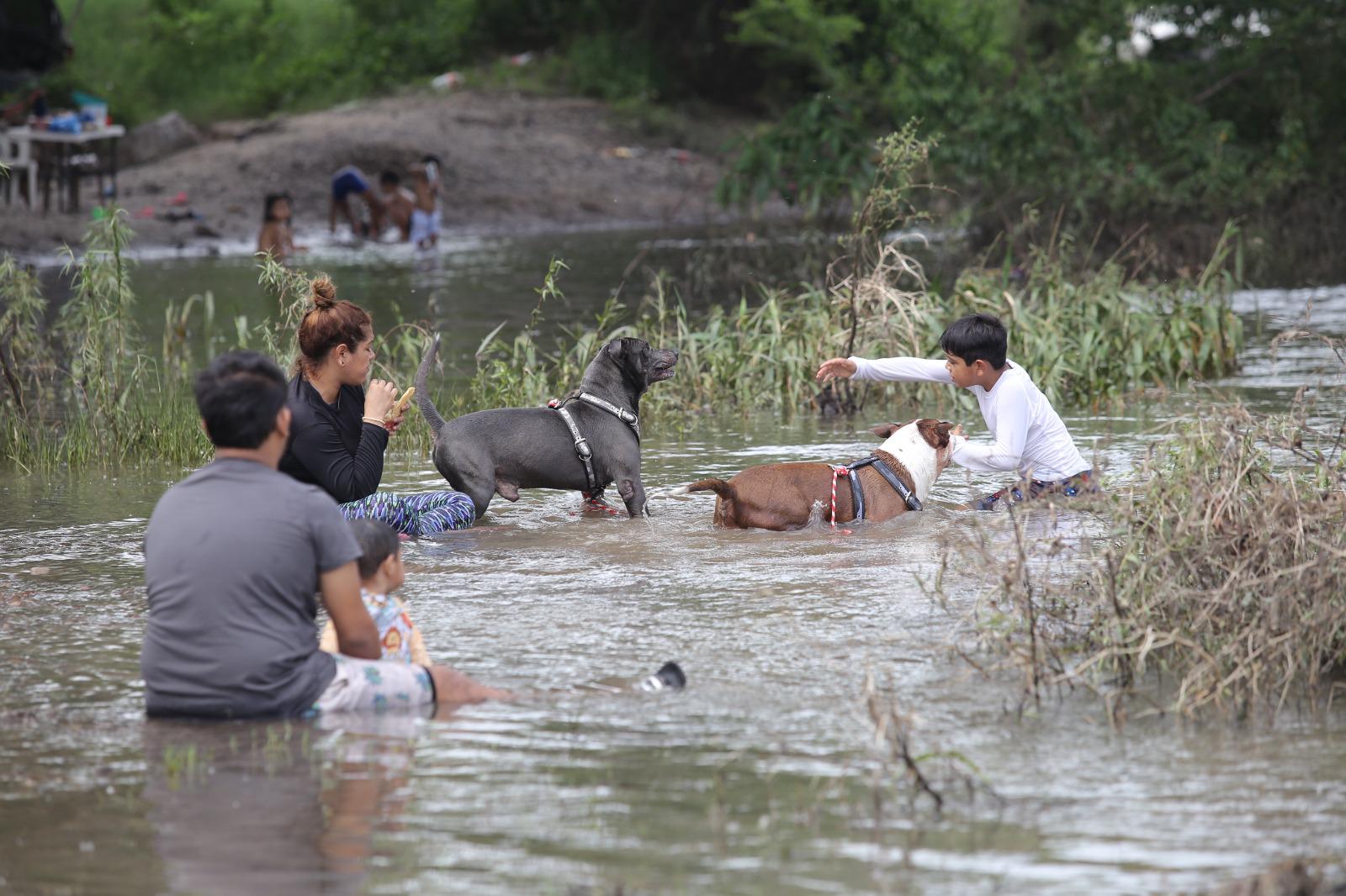 $!Bañistas aprovechan el alto caudal del Río Presidio para refrescarse