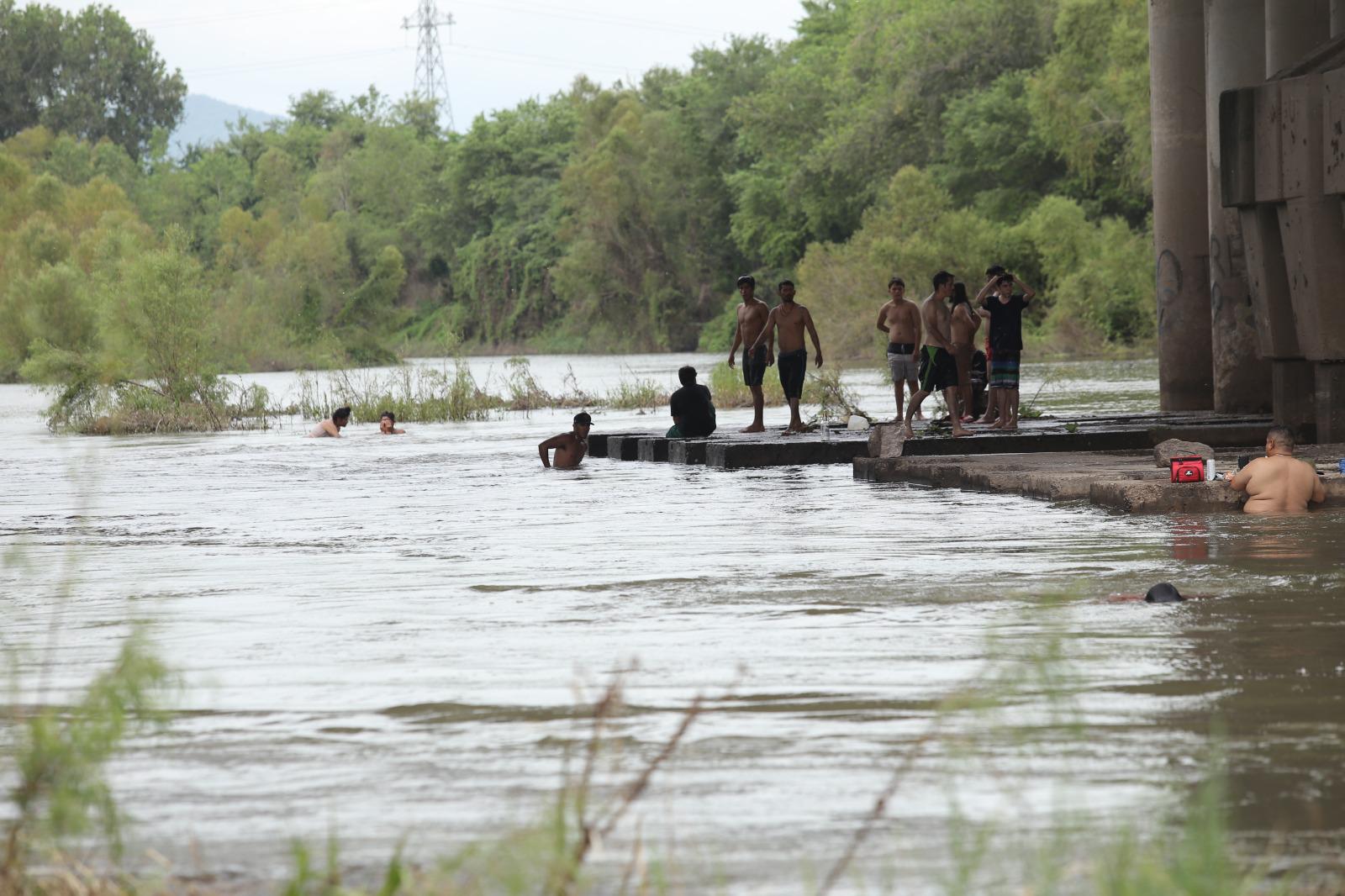 $!Bañistas aprovechan el alto caudal del Río Presidio para refrescarse