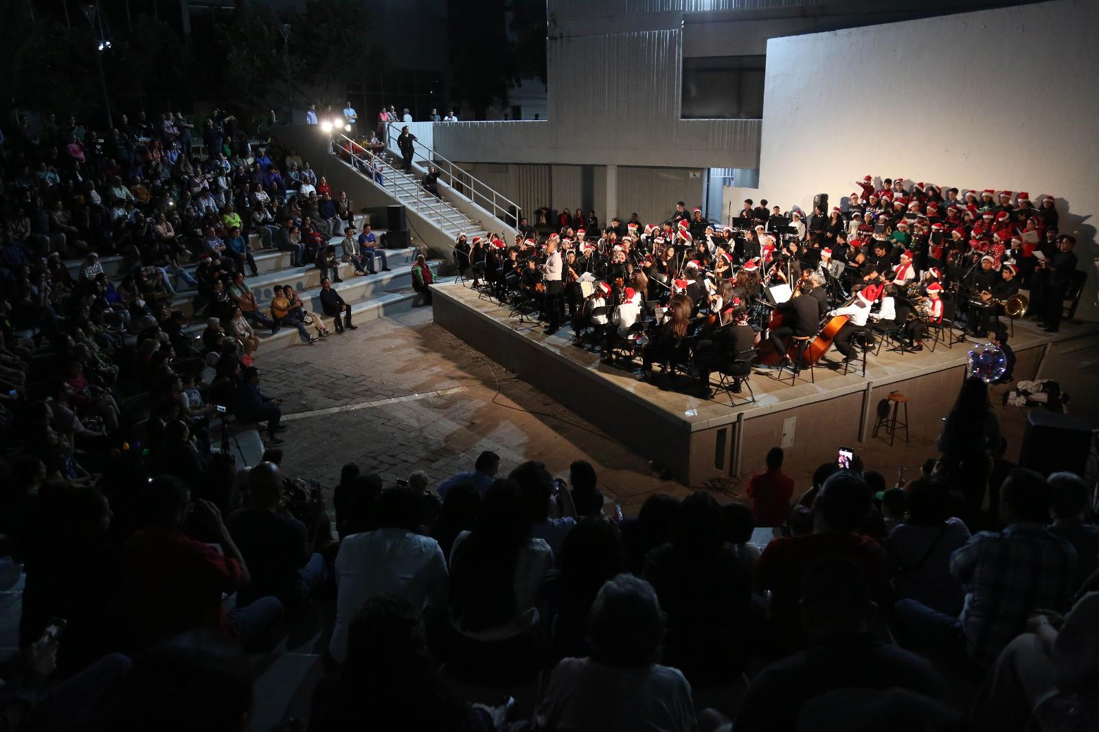 $!La Orquesta Sinfónica Juvenil, que dirige Diego Rojas, con unas escenas de la suite El Cascanueces, de Piotr I. Tchaikovsky.