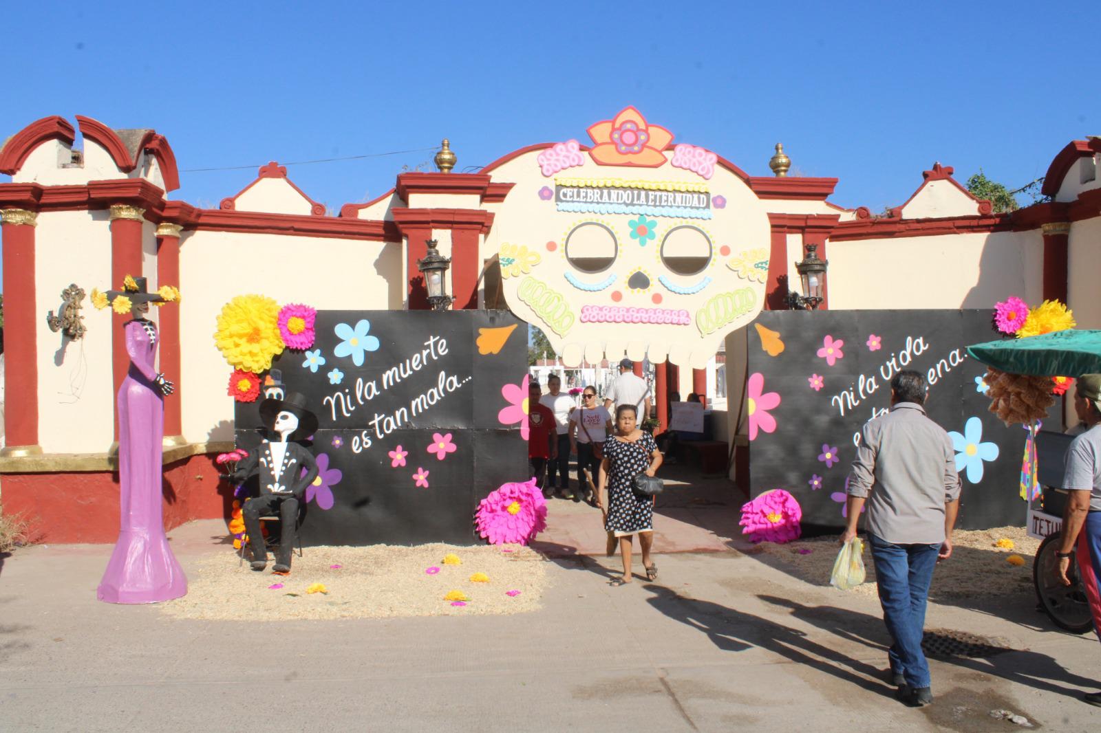 $!Familias acuden a visitar a sus fieles difuntos en Rosario