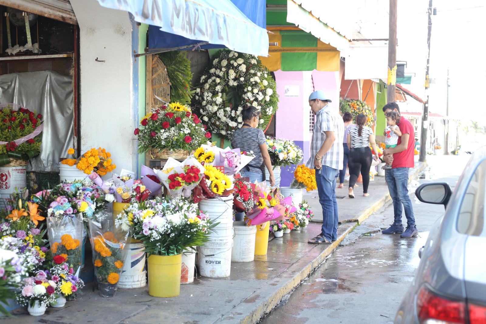 $!Vendedores de flores en Mazatlán esperan aumento de ventas por el Día de Muertos