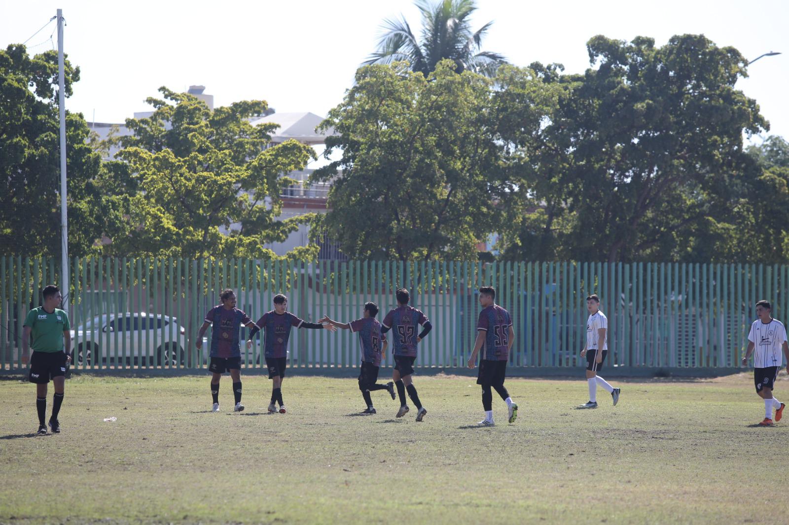 $!Yew Deportivo 96 derrota a Cuervos en atropellado encuentro