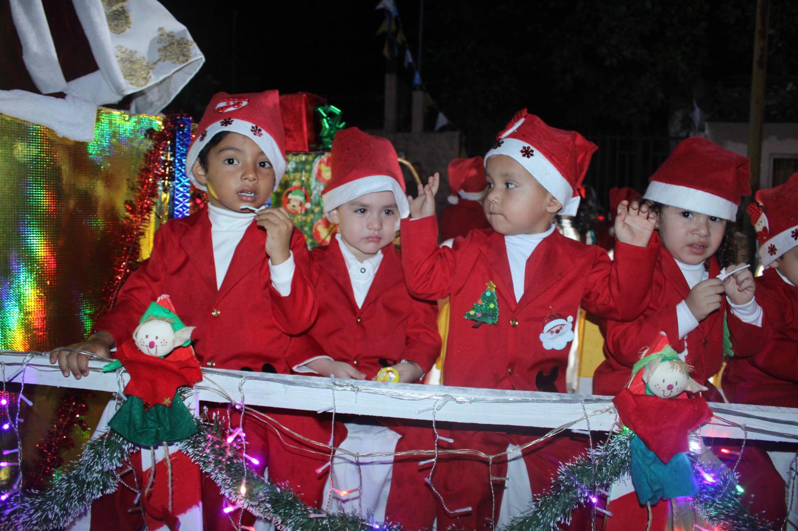 $!Familias rosarenses disfrutan desfile de las luces, gala navideña y encendido del árbol, pese a llovizna