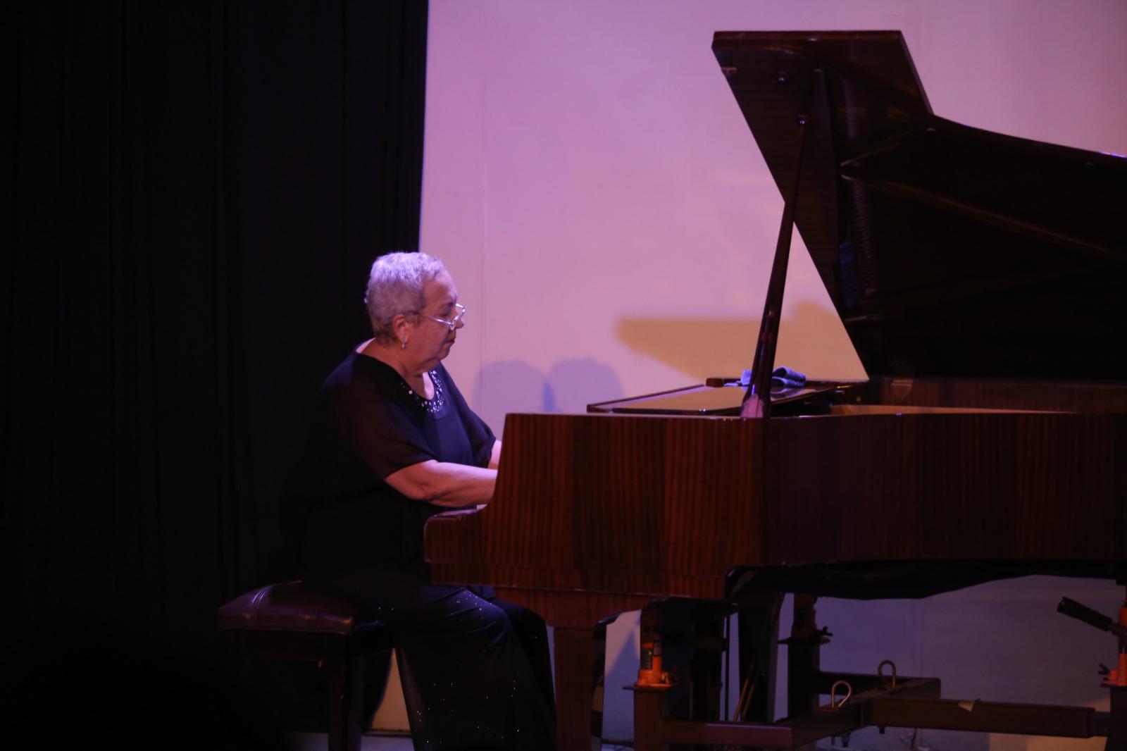 $!La pianista Tanya Orloy deleitó al público con su extraordinaria y sutil manera de mover sus manos sobre el piano.