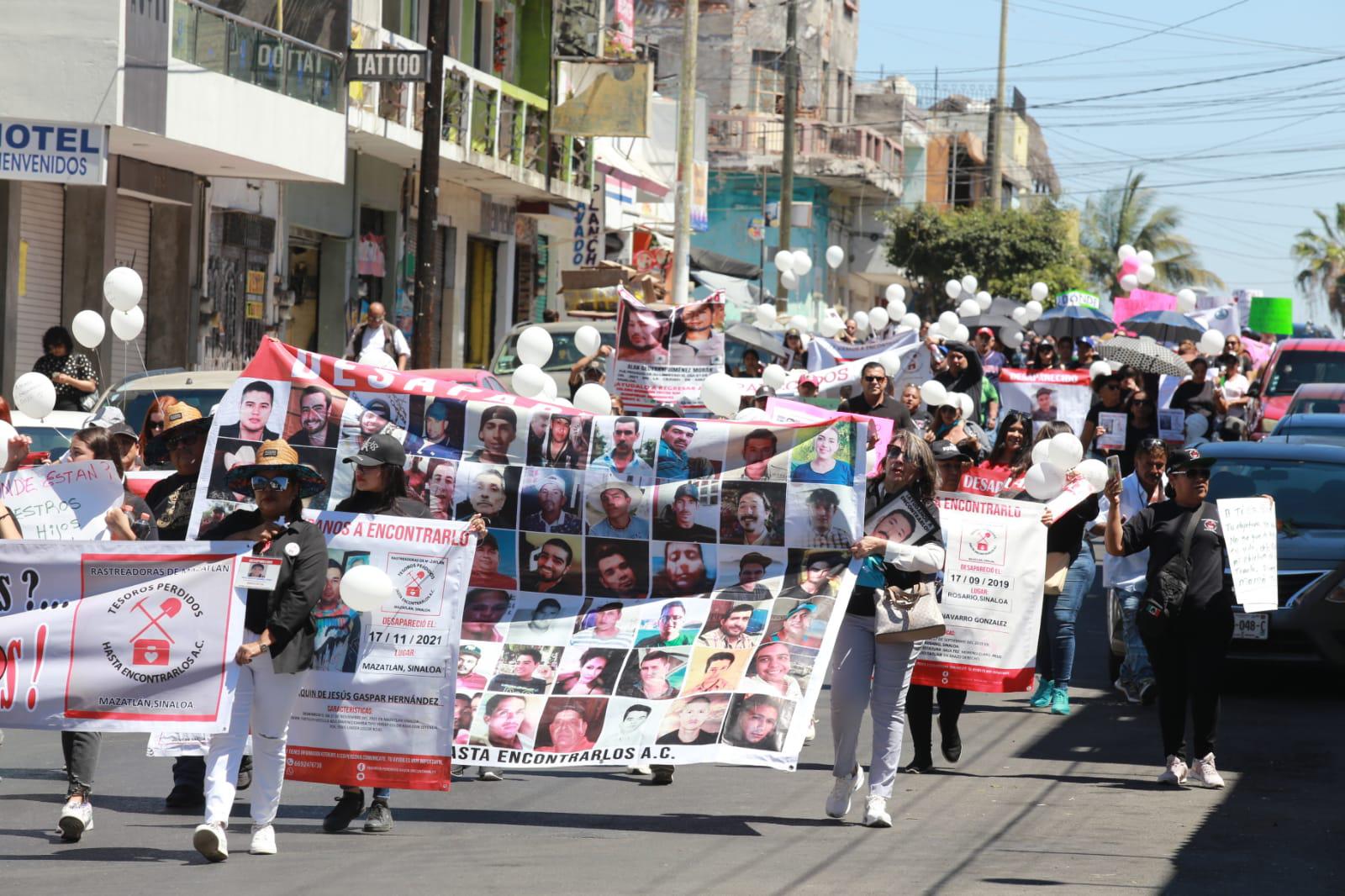 $!Marchan en Mazatlán para exigir el regreso de sus desaparecidos