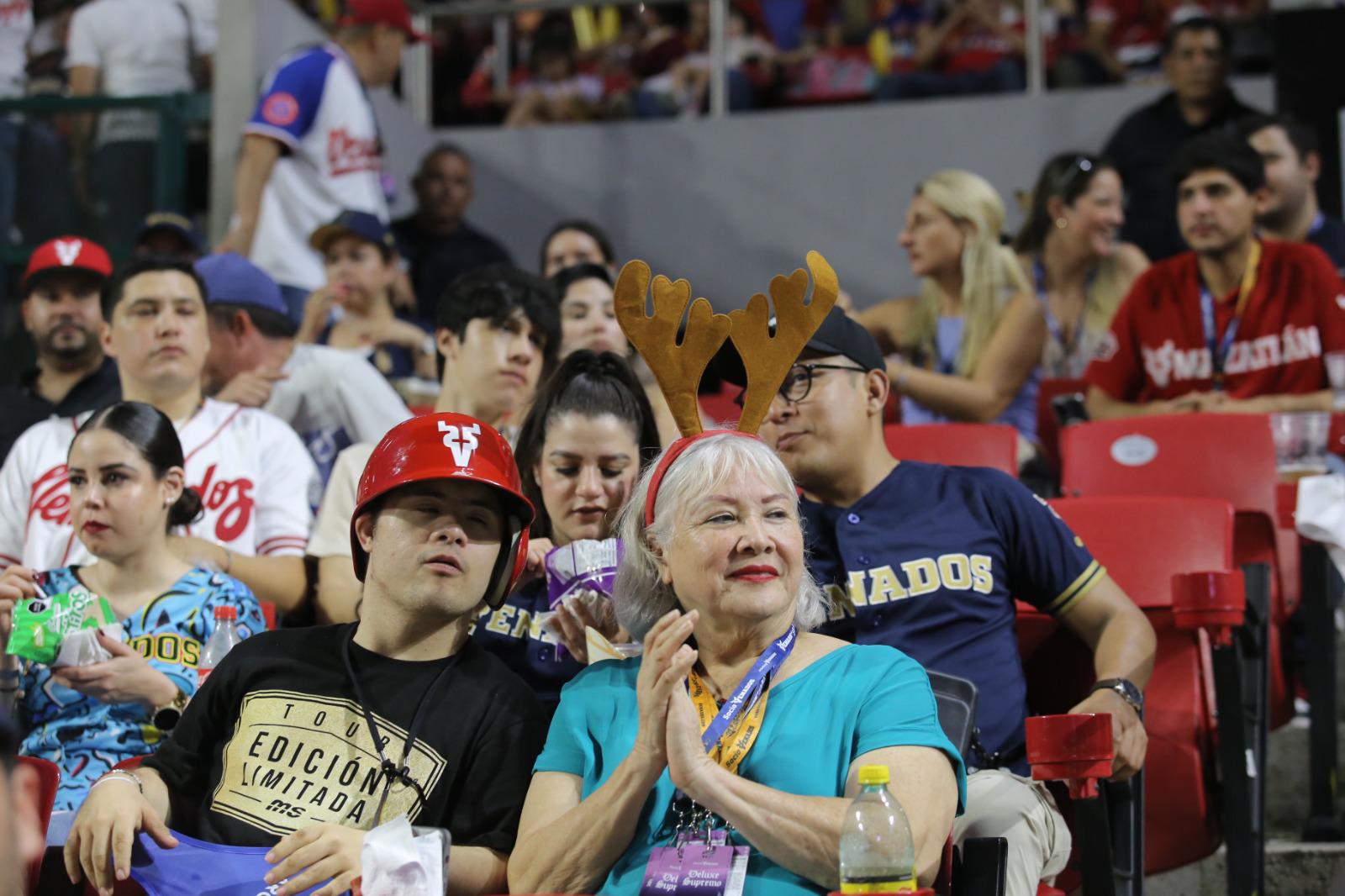 $!Responden los mazatlecos a la inauguración con gran lleno este domingo