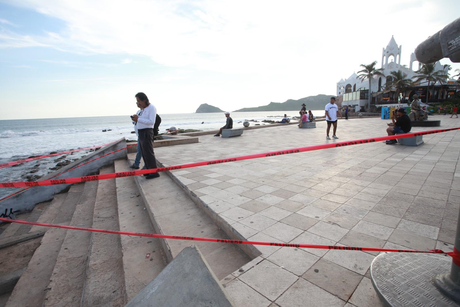 $!Alertan a bañistas sobre zanja en área de playas; cierran acceso en letras de Mazatlán