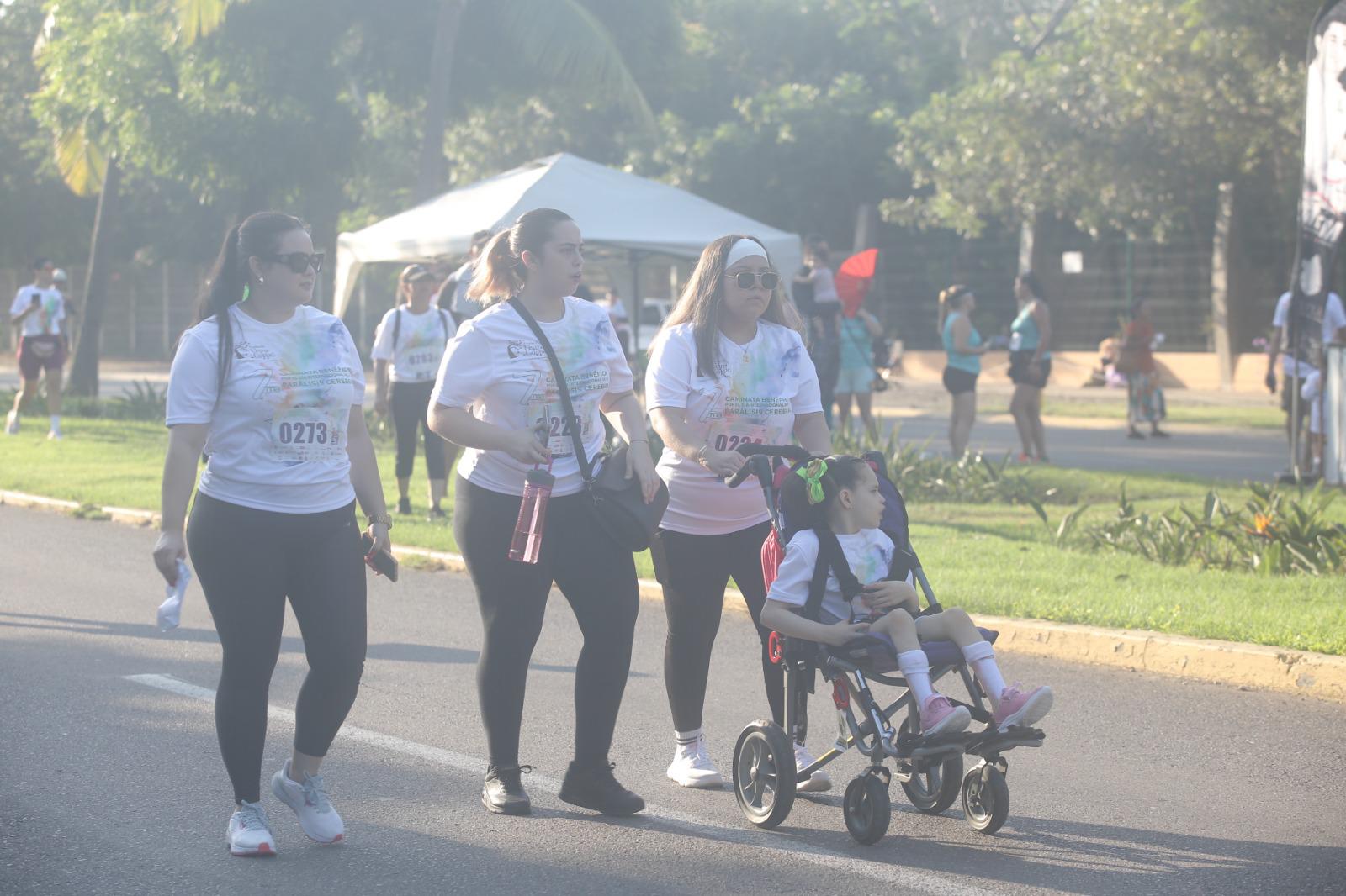 $!Se unen más de 600 a la Caminata por el Día Mundial de la Parálisis Cerebral, en Mazatlán