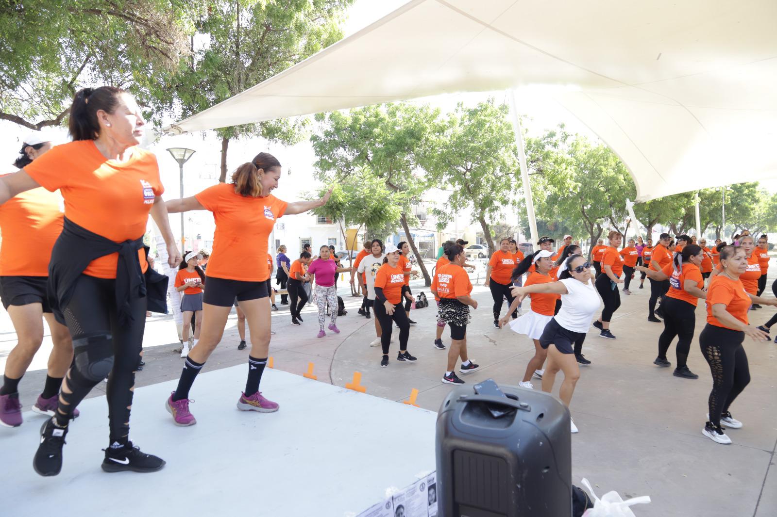 $!Conmemoran el Día Internacional contra la Violencia hacia las Mujeres con clase de zumba