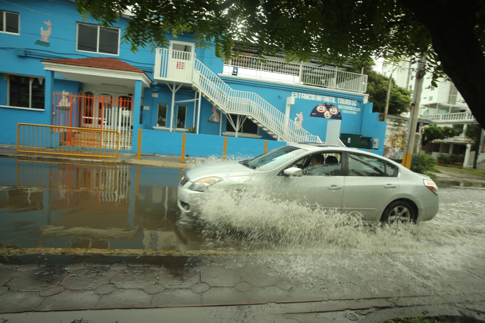 $!Se sale la Laguna del Camarón en Mazatlán; conduce con cuidado