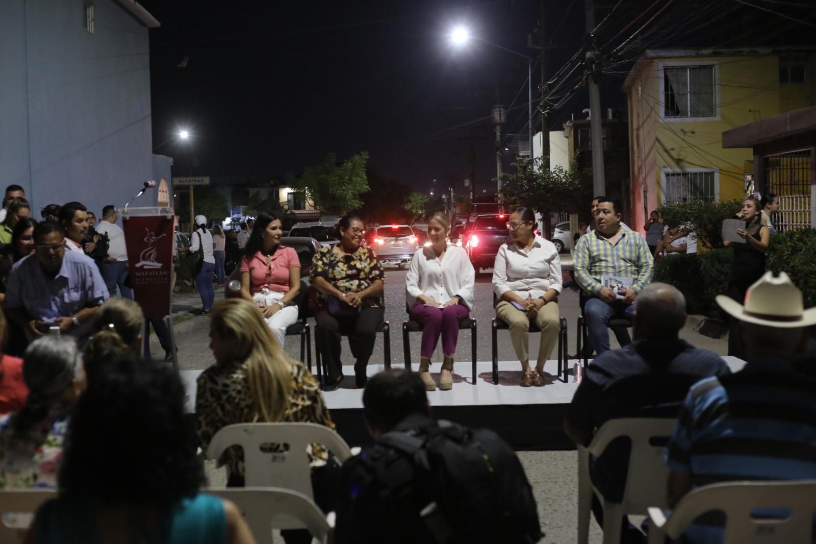 $!Se ilumina el Infonavit Alarcón, en Mazatlán