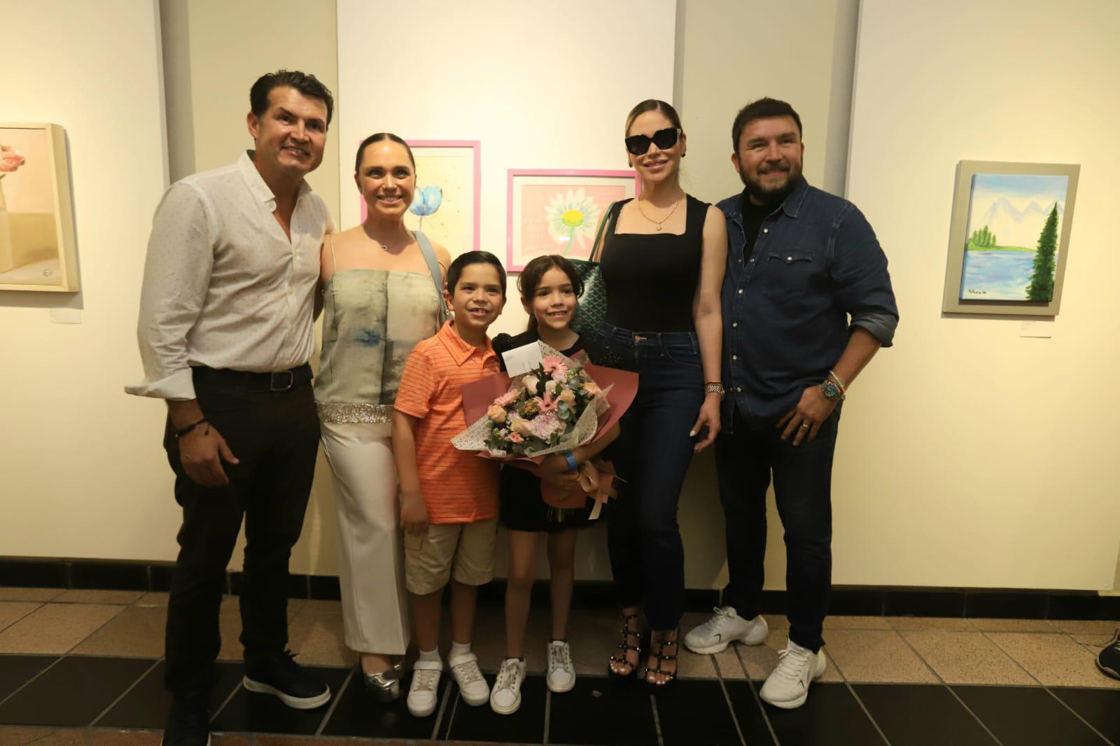 $!La pequeña artista Ximena Lizárraga entre sus tíos, Joel Lizárraga y Gaby Testas de Lizárraga; su primo, Camilo Lizárraga, y sus papás, Sofía Correa de Lizárraga y Poncho Lizárraga.