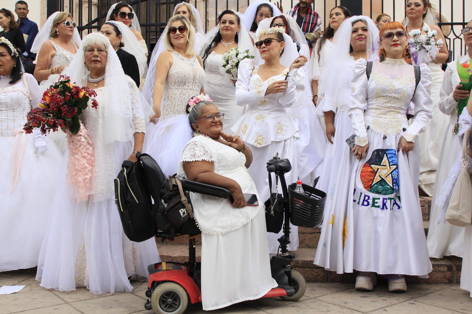 $!Decenas de mujeres recorren las calles de Culiacán vestidas de novia