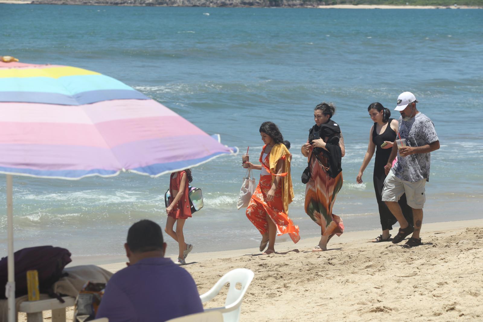 $!Disfrutan cientos de las playas en un fin de semana muy caluroso en Mazatlán