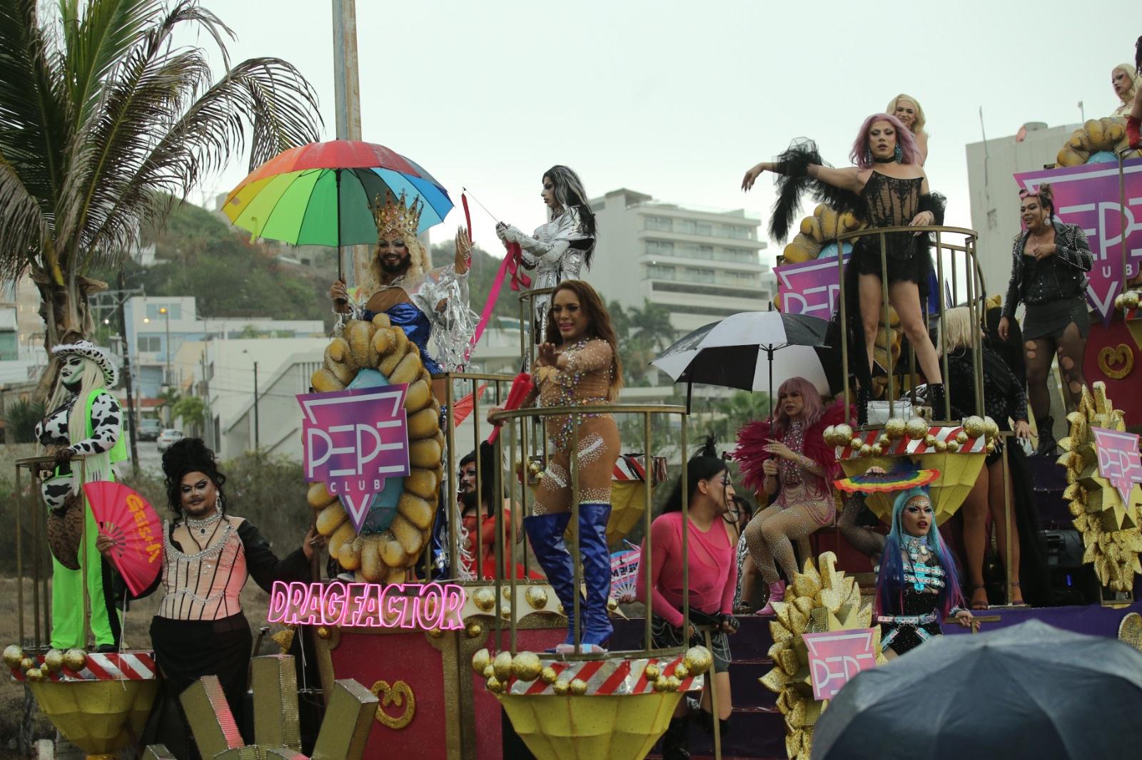 $!Se viste de colores el malecón de Mazatlán por la Mancha del Orgullo Gay y la Diversidad Sexual