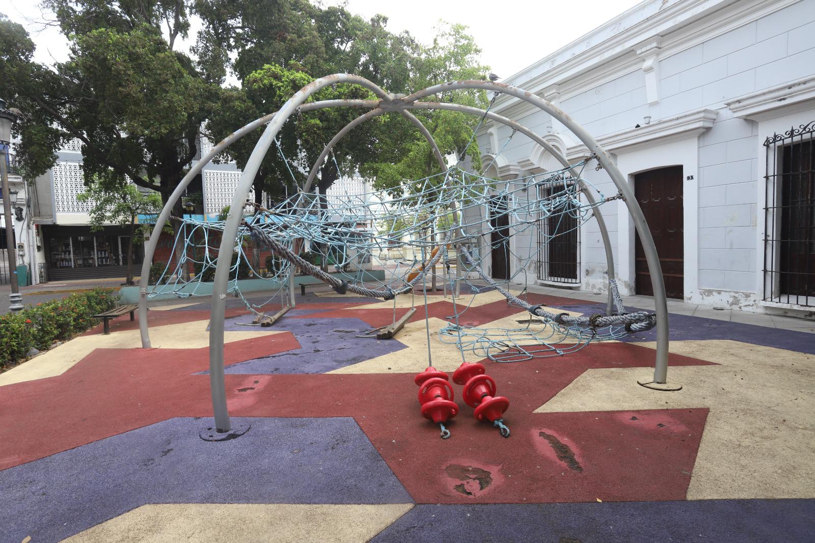 $!Destruidos e inutilizables, continúan juegos del parque Venustiano Carranza en Centro Histórico de Mazatlán