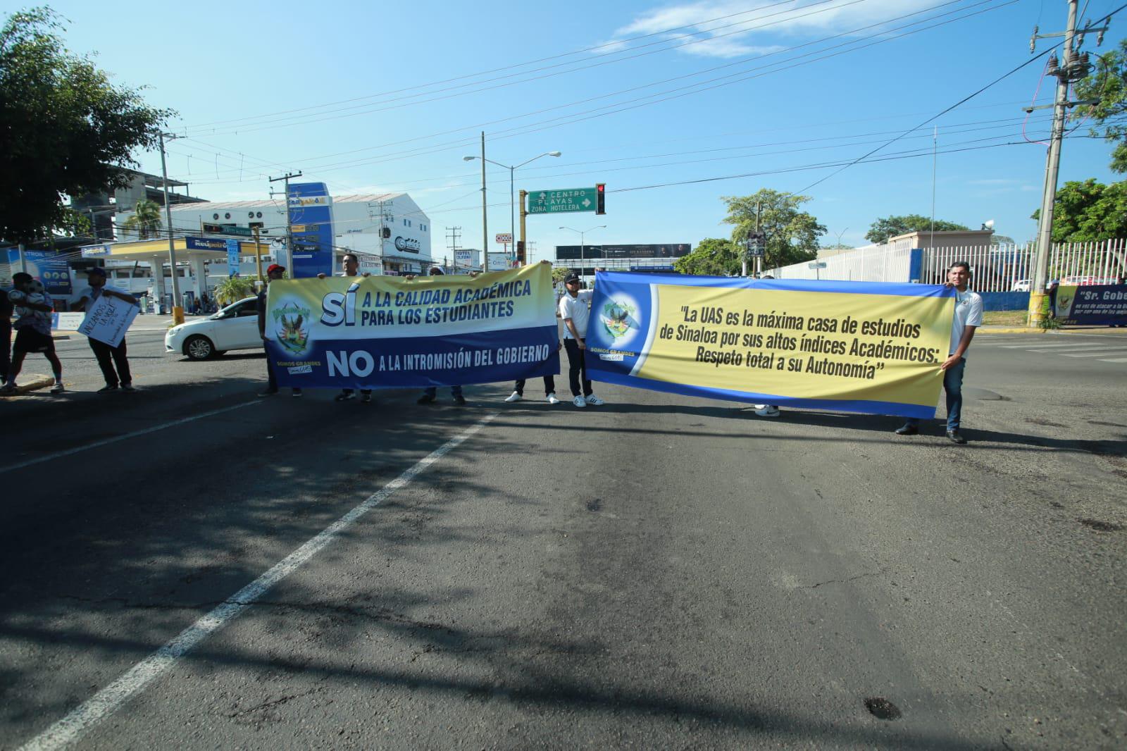 $!Se manifiestan también en Mazatlán en apoyo a la UAS