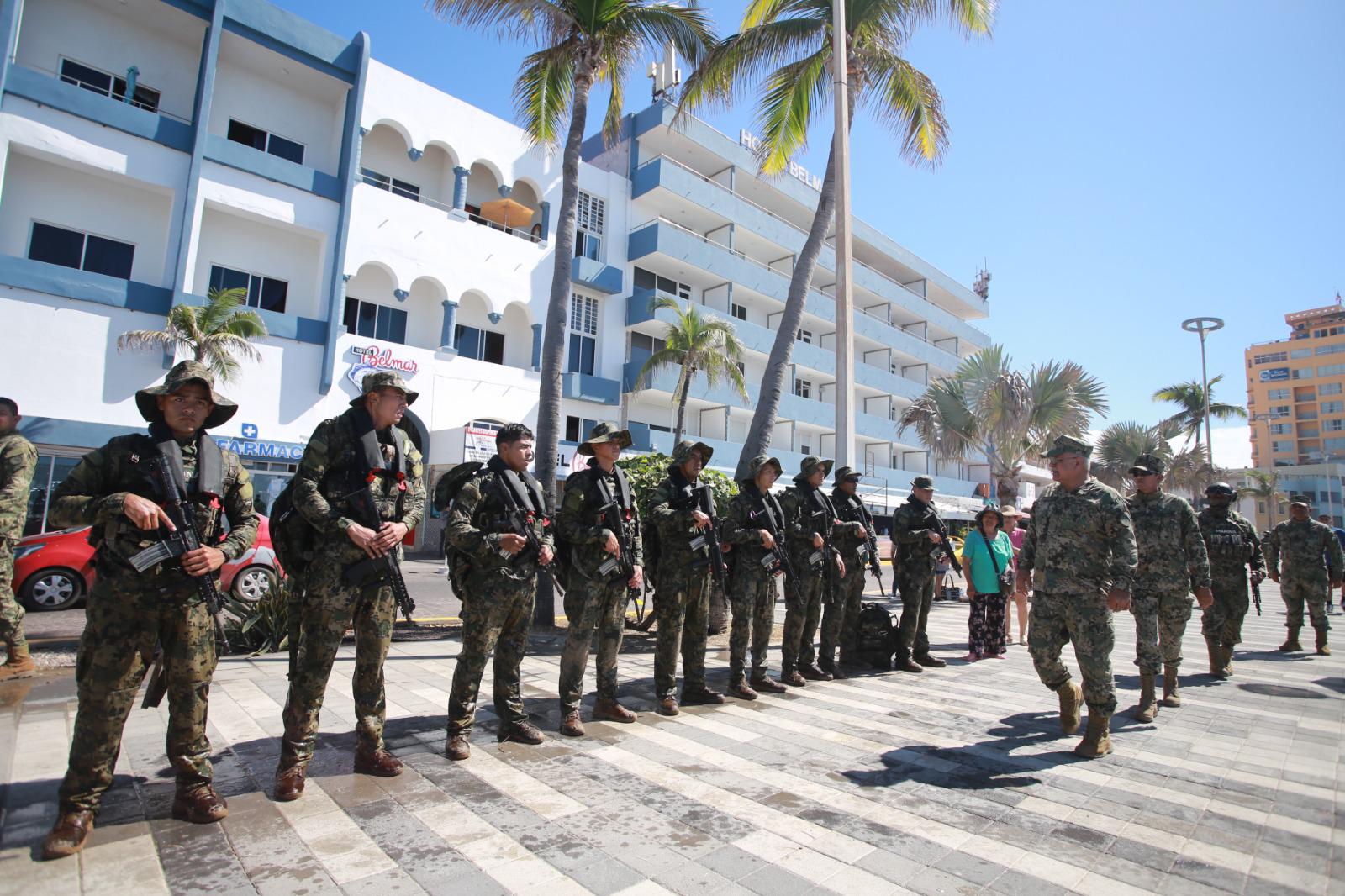 $!Personal de la Marina hace simulacro de rescate frente a playas de Mazatlán