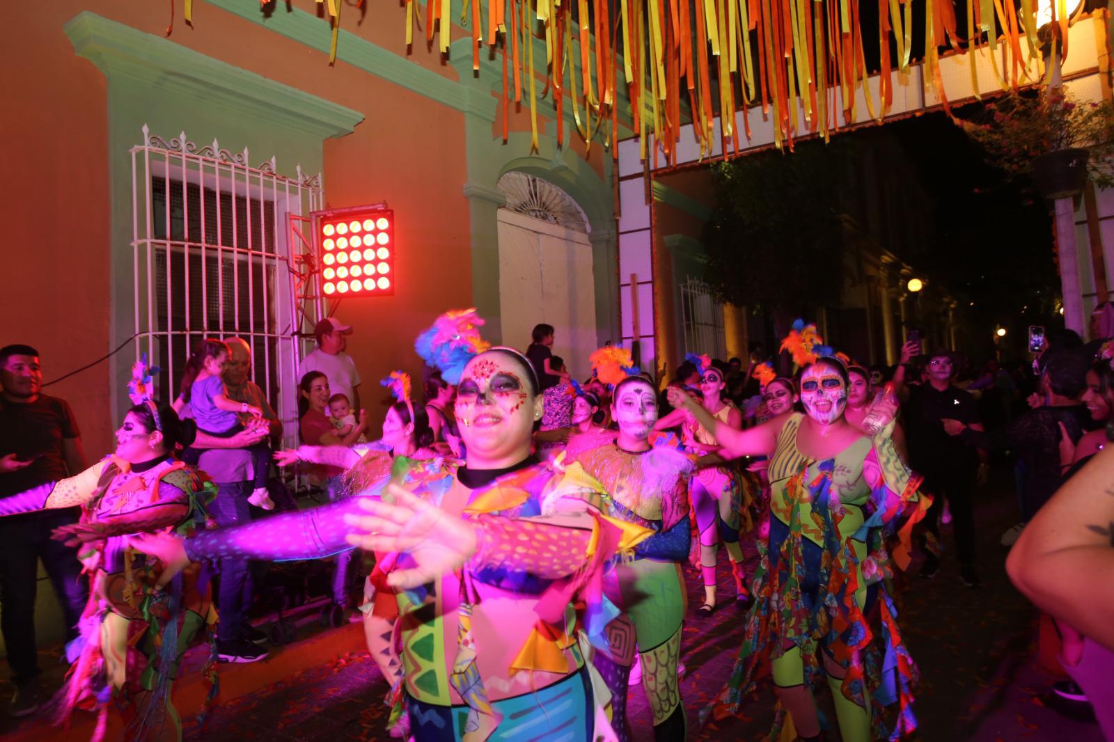 $!Vive el Centro Histórico de Mazatlán la tradicional Callejoneada del Día de Muertos