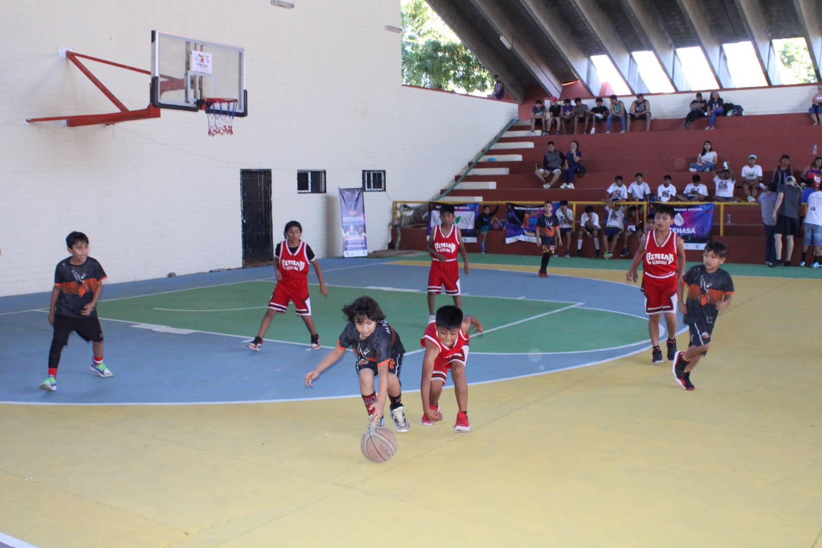 $!Juego de exhibición entre niños Triquis y locales emociona a la afición rosarense