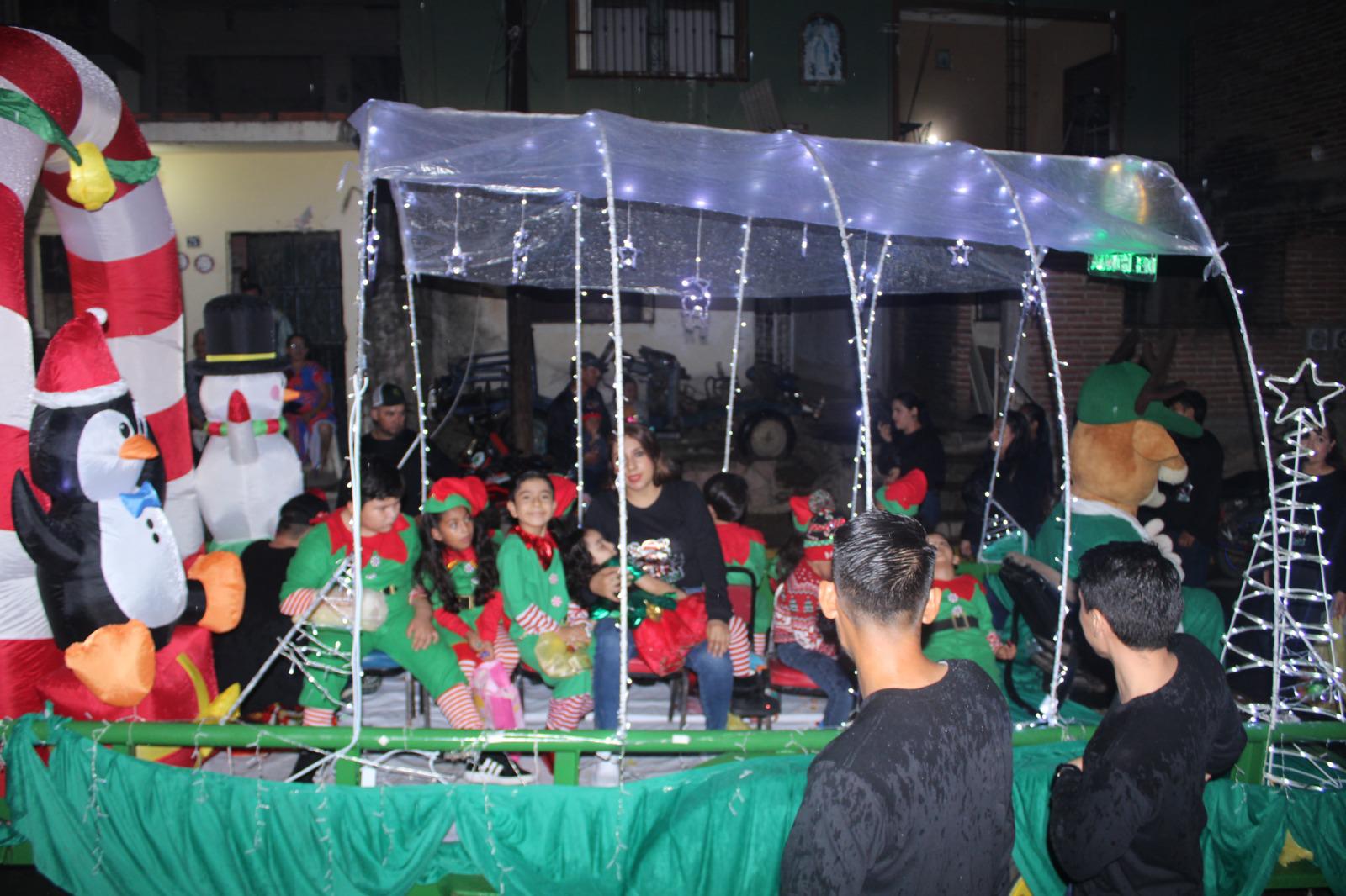 $!Familias rosarenses disfrutan desfile de las luces, gala navideña y encendido del árbol, pese a llovizna