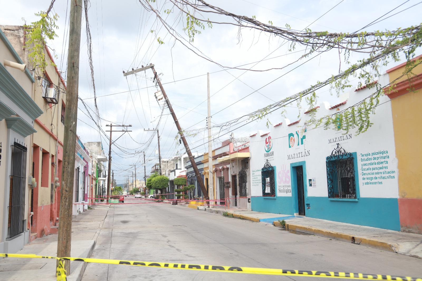 $!Vientos derriban techumbre de primaria y poste de CFE en el centro de Mazatlán