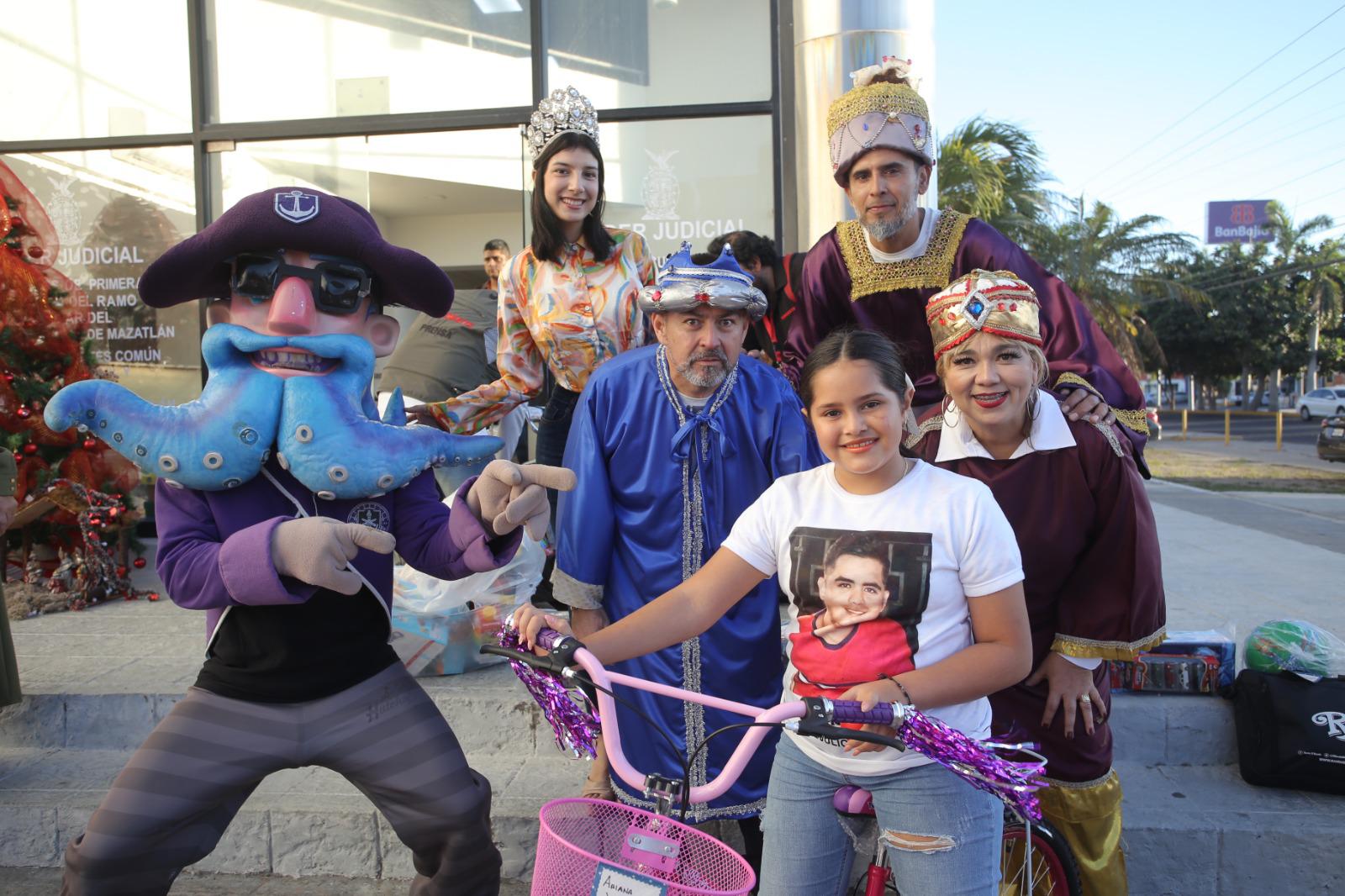 $!Viven niñas y niños mágica entrega de regalos de los Reyes Magos