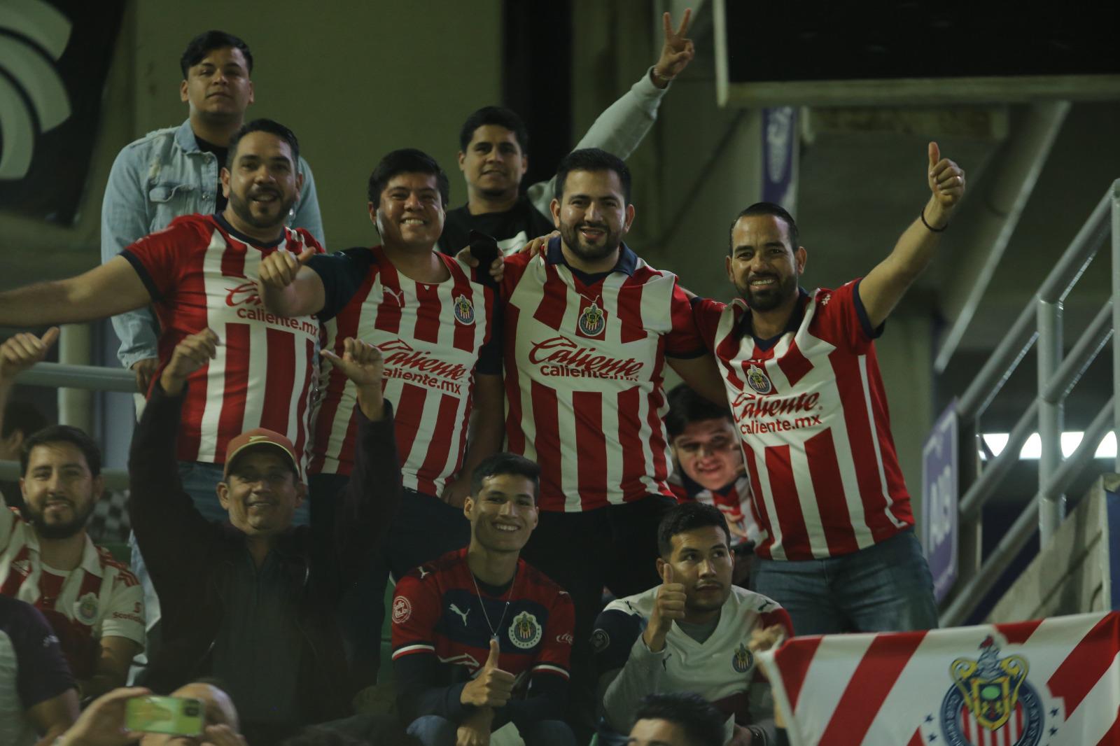 $!Mazatlán-Chivas: Invasión Rojiblanca se hace presente en el puerto