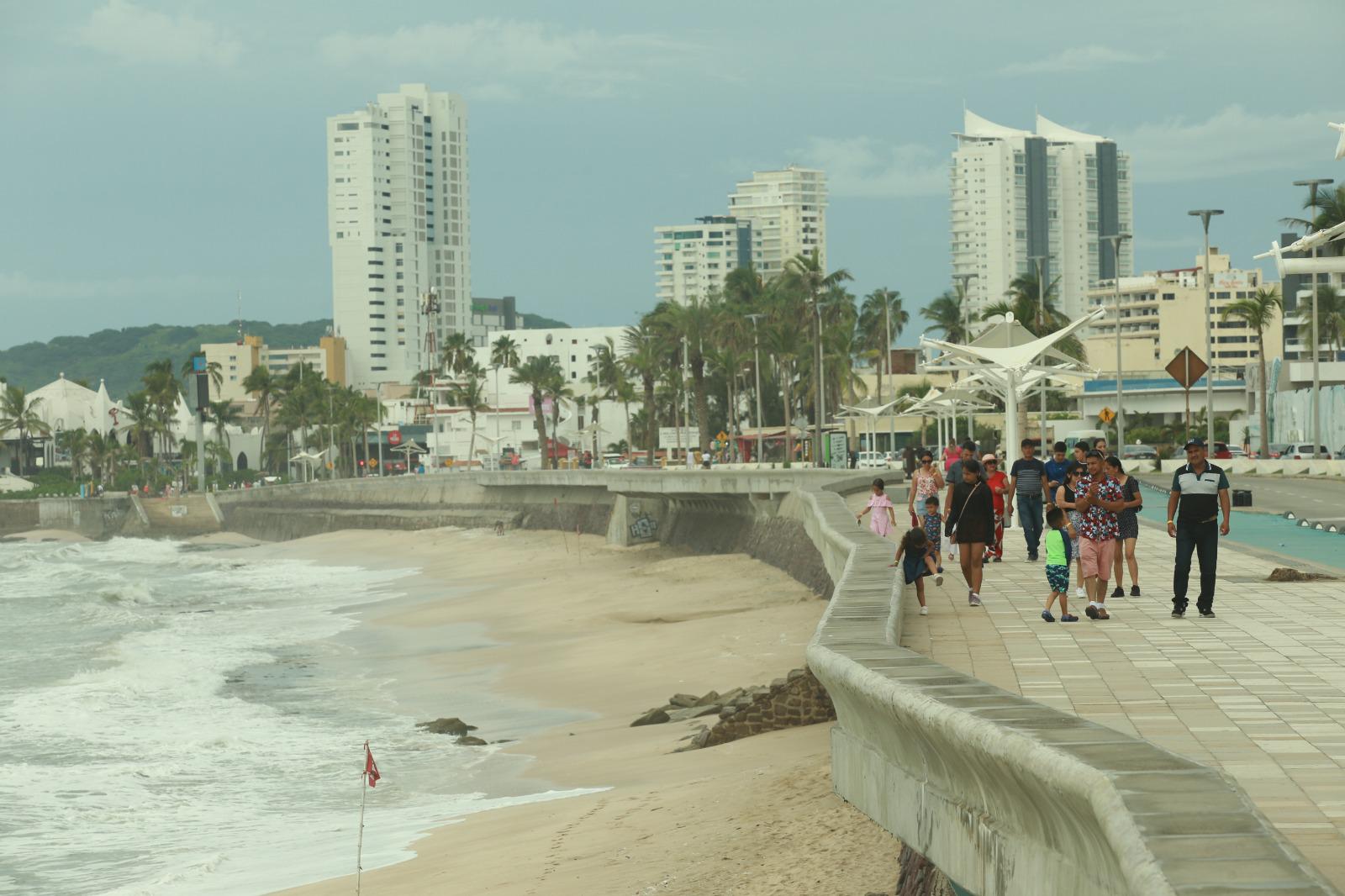 $!Permanece restricción en zonas de playa de Mazatlán por fuerte oleaje