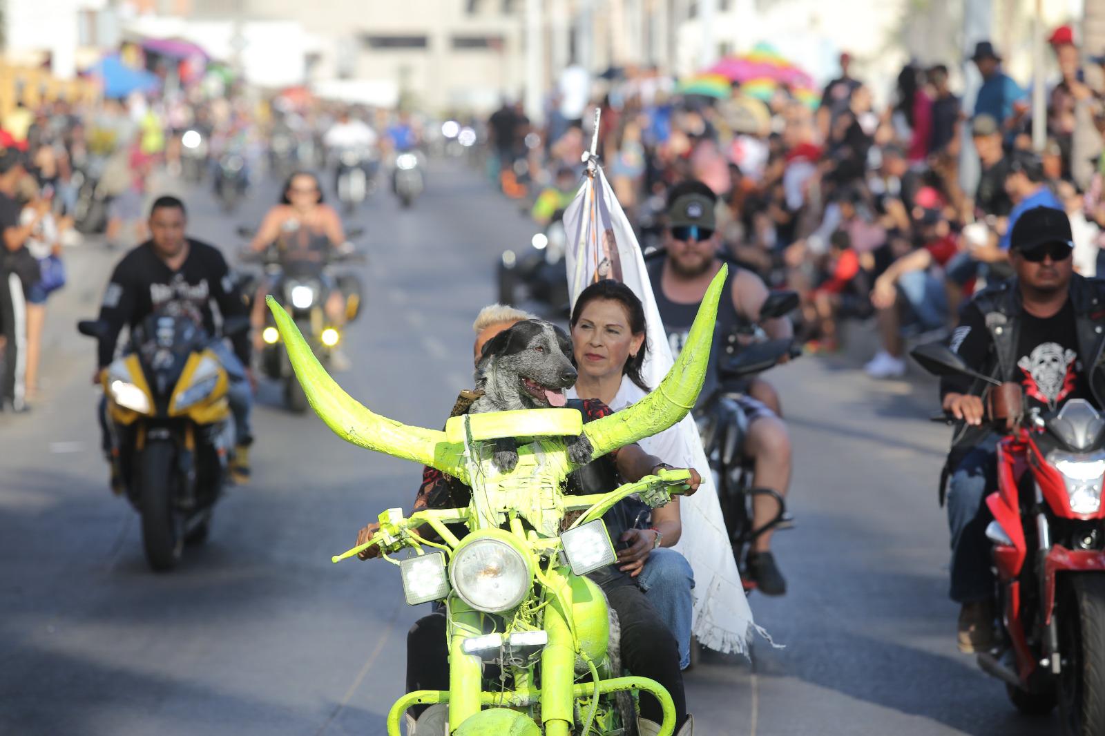 $!Cientos de motociclistas recorren el paseo costero de Mazatlán dentro de la Semana de la Moto