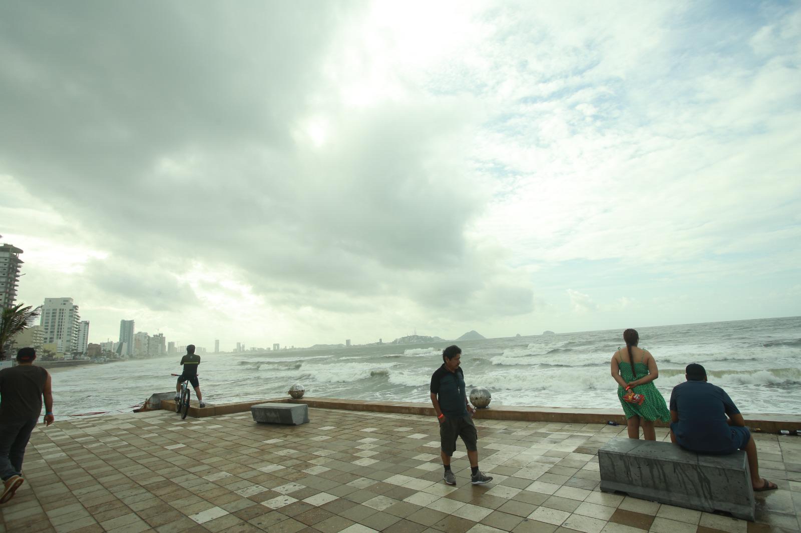 $!Disfrutan en Mazatlán del clima generado por la tormenta tropical Norma