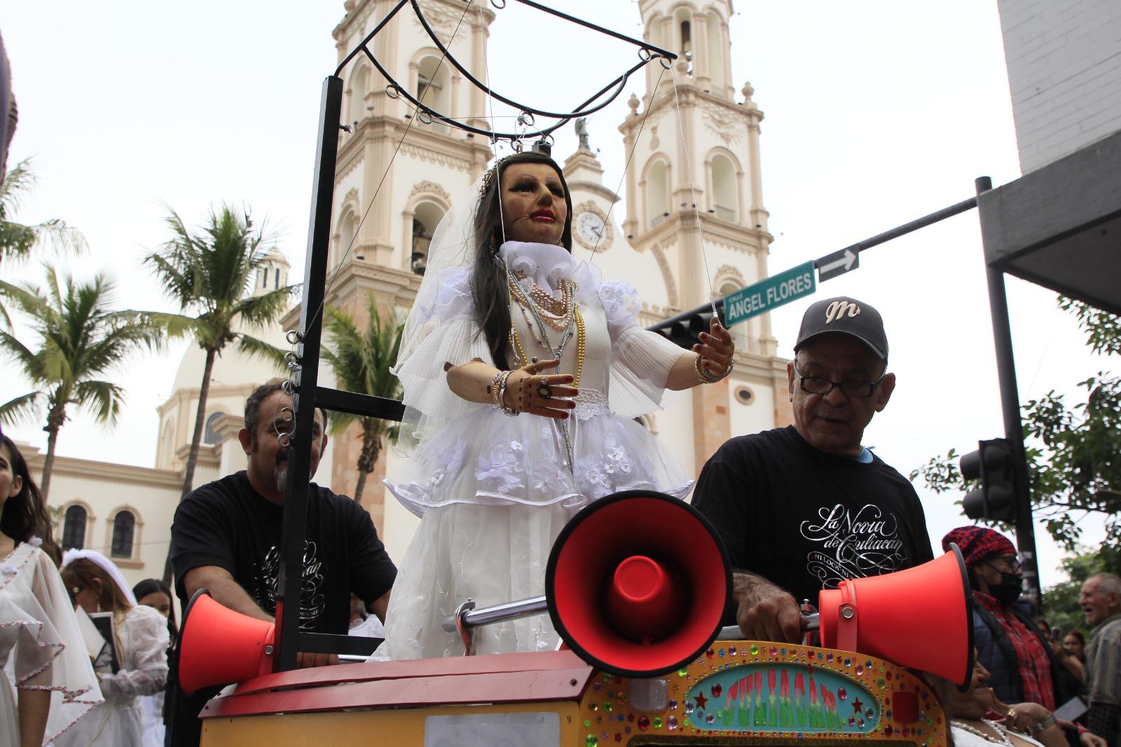 $!Decenas de mujeres recorren las calles de Culiacán vestidas de novia