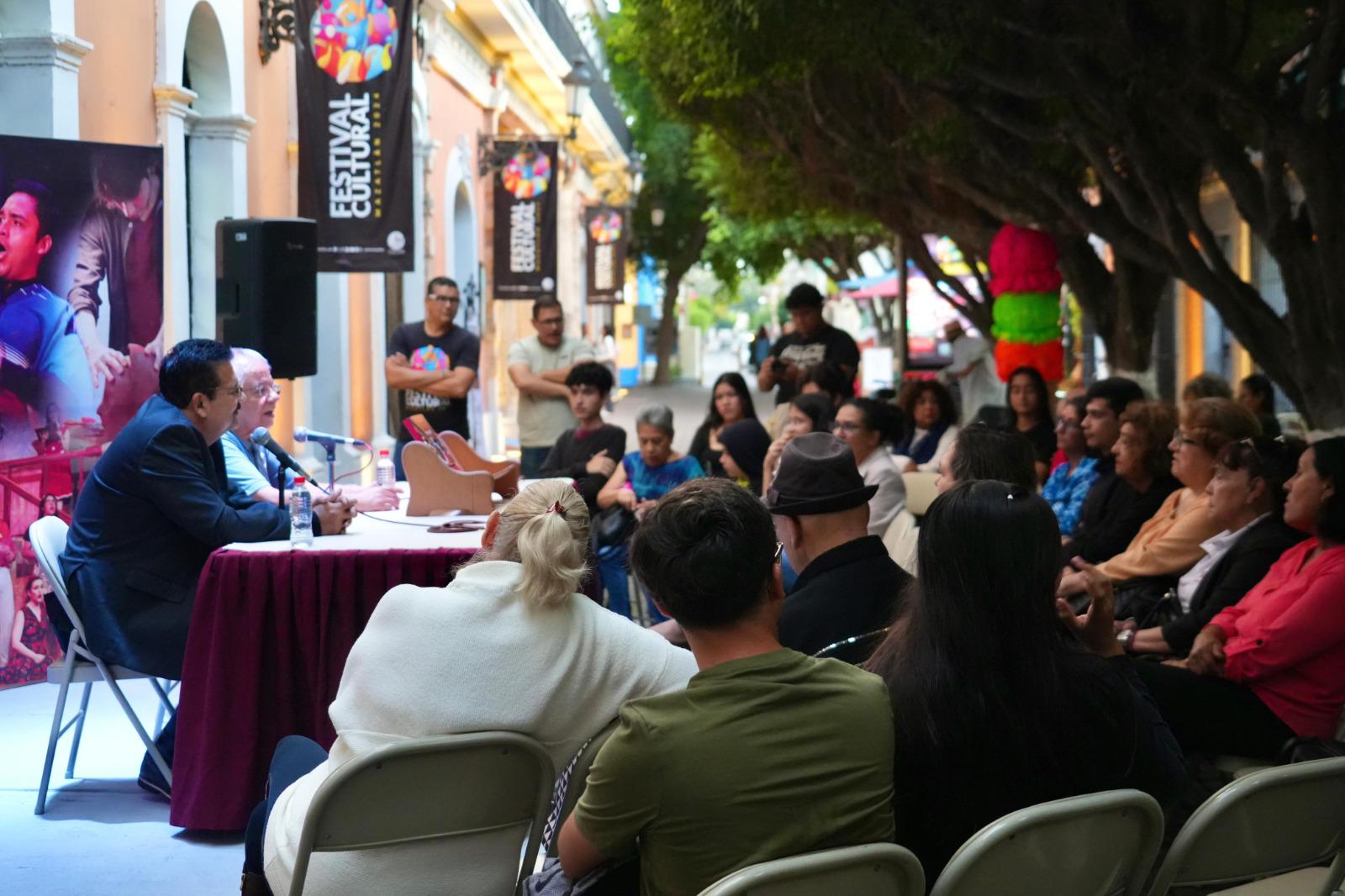 $!El público escuchó atento a los expositores.