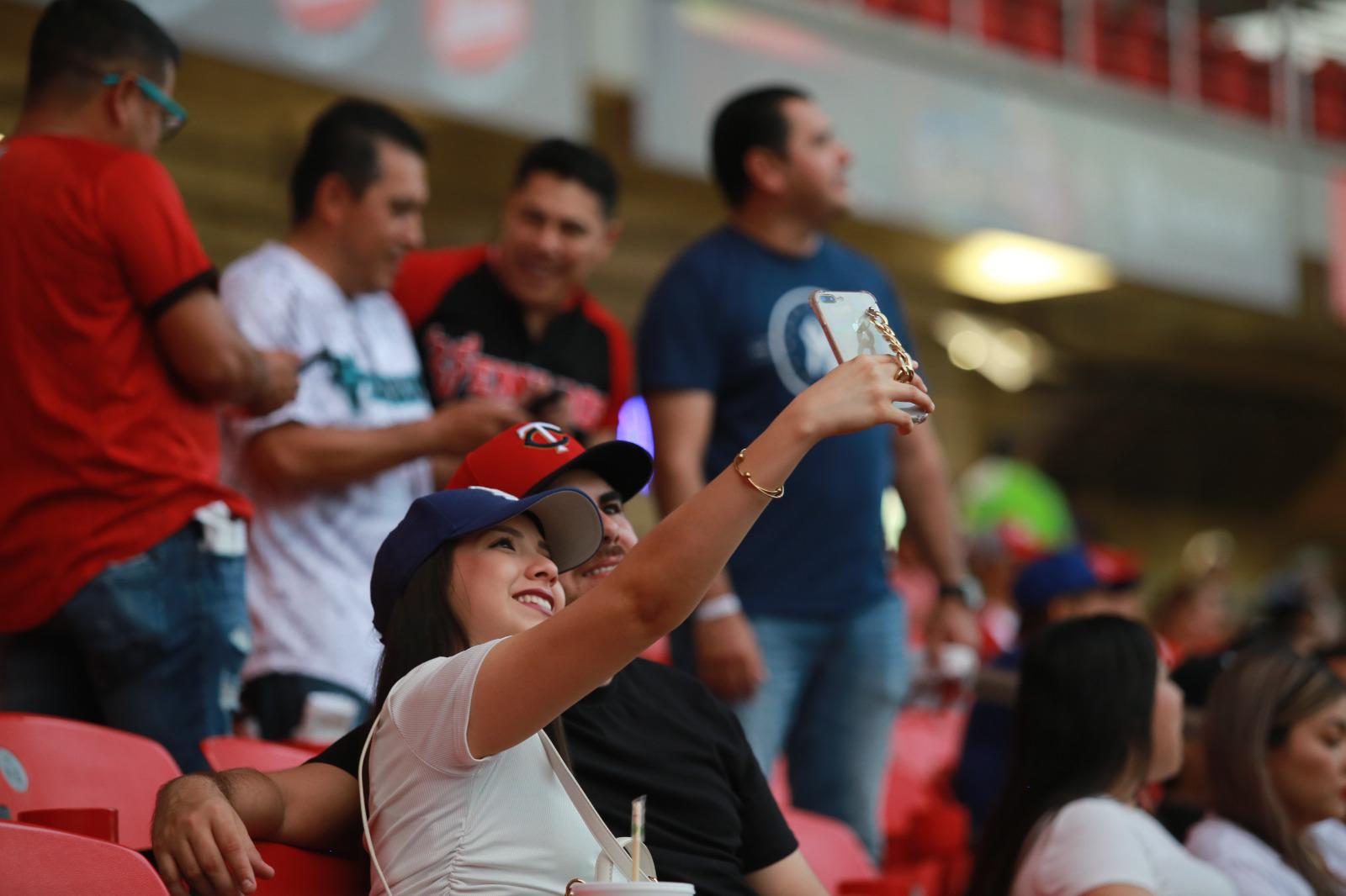 $!Un ‘carnaval’ se presenció afuera del Teodoro Mariscal en la inauguración de la LMP