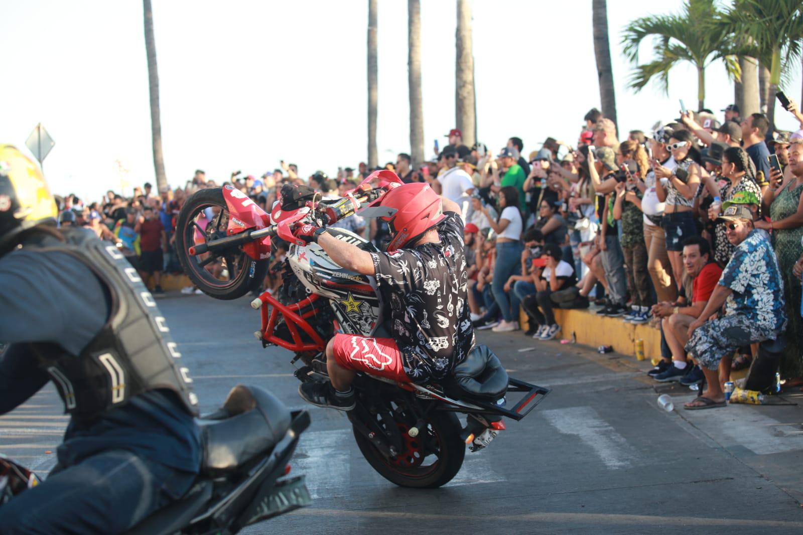 $!Vibra Mazatlán con el desfile de motos por el paseo costero