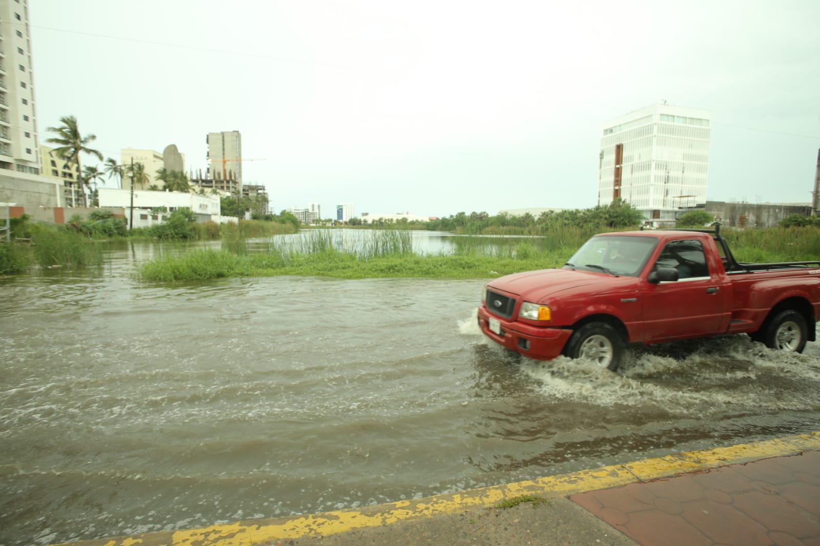 $!Se sale la Laguna del Camarón en Mazatlán; conduce con cuidado