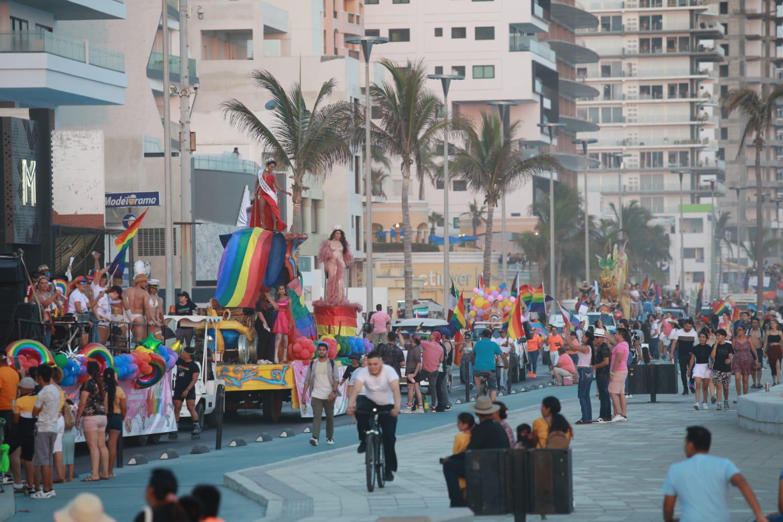 $!Decenas salieron al malecón a disfrutar de la marcha.