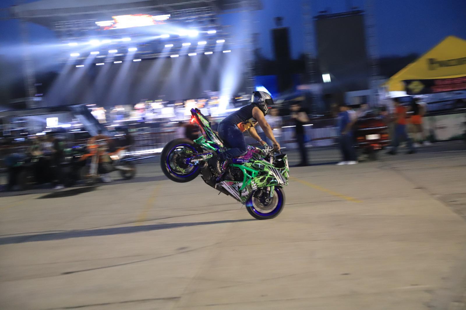 $!Los Stunt Riders deleitaron con sus acróbacias a los asistentes a la Plaza de la Moto.