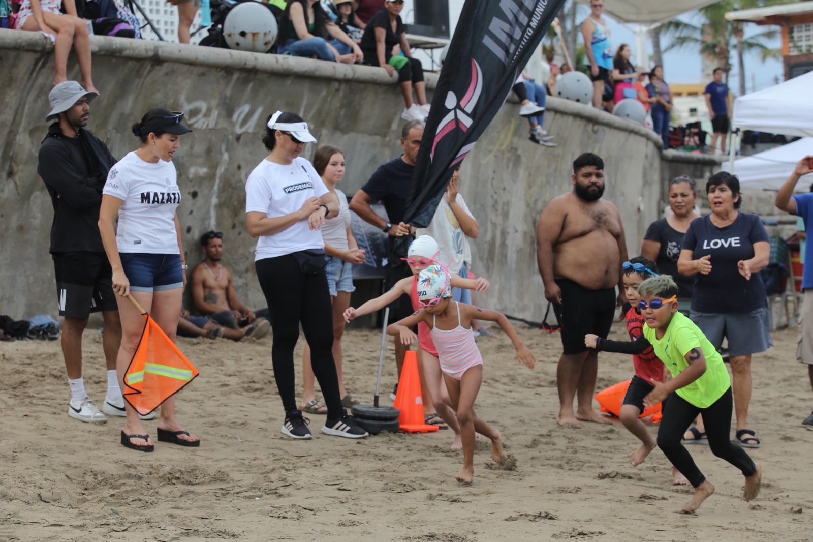 $!Infantes disfrutan del mar en el evento ‘Corre, Nada y Diviértete’ del Comité Municipal de Natación